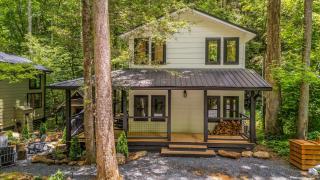 Dollys Mountain Retreat - Brand New - 0