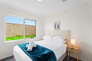 Modern Family Home sleeps 8 - 8