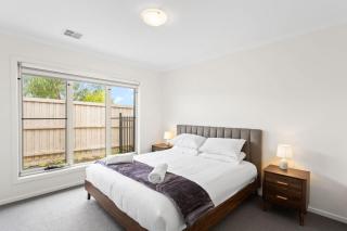 Modern Family Home sleeps 8 - 5