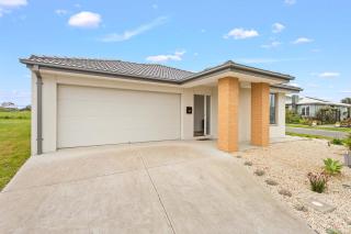 Modern Family Home sleeps 8 - 4