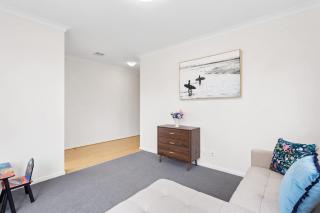 Modern Family Home sleeps 8 - 1
