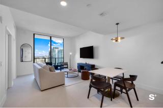 Luxury 1-BD with Breathtaking Downtown Views - 4