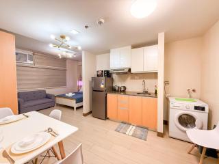 Cozy and Spacious Fast WiFi FREE Access Pool and Gym - 4