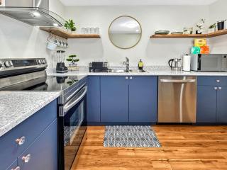 Renovated Suite in WL, 5 Min to Downtown, All New Appliances, Self Check-In - 4