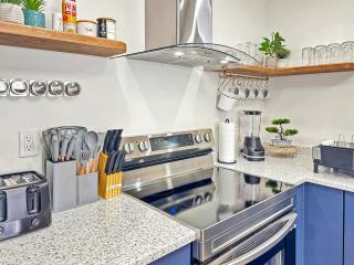 Renovated Suite in WL, 5 Min to Downtown, All New Appliances, Self Check-In - 3