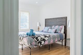 Modern 4BR Bungalow by LAKE in Prestigious Port Credit, Mississauga - 2