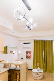 Cinema-Ready 1BR Suite with City View & Free Parking - 5