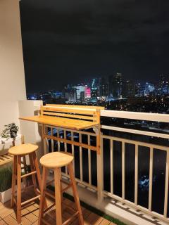Cinema-Ready 1BR Suite with City View & Free Parking - 3
