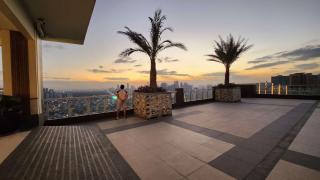 Cinema-Ready 1BR Suite with City View & Free Parking - 2