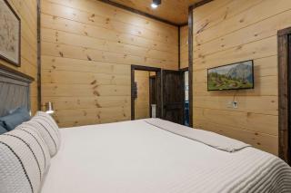 New Cozy Mountain Chalet Hot Tub Near Downtown - 1