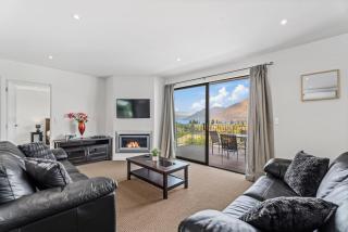 Central - Gorgeous Views walk to town & big house - 8