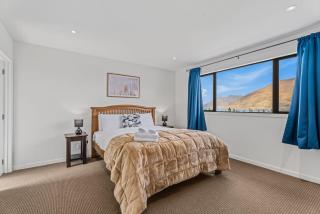 Central - Gorgeous Views walk to town & big house - 7