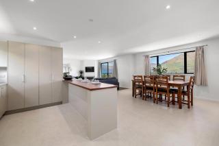 Central - Gorgeous Views walk to town & big house - 4