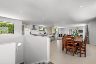 Central - Gorgeous Views walk to town & big house - 2