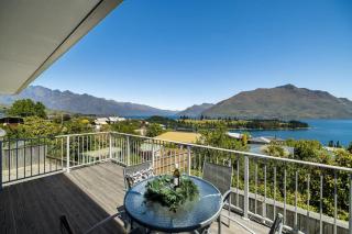 Central - Gorgeous Views walk to town & big house - 1