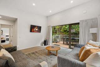 Hilltop Haven Modern Queenstown Comfort - 0