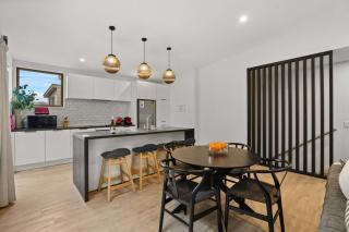 Hilltop Haven Modern Queenstown Comfort - 8