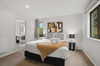 Hilltop Haven Modern Queenstown Comfort - 7