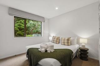 Hilltop Haven Modern Queenstown Comfort - 5