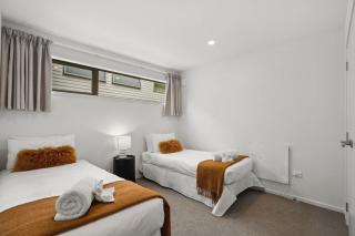 Hilltop Haven Modern Queenstown Comfort - 4