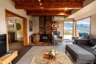 Wakatipu Gem Charming Lakehouse with Hot Tub - 5