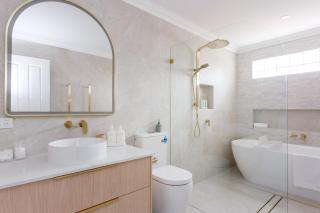 Scarborough Family Beachside Retreat - Walk to beach - 6