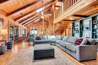 Cozy Walnut Mountain Cabin with Hot Tub & Views - 1