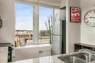 Welcome to Dog Moines-Downtown DSM Studio with Skywalk Access No Pet Fees - 9