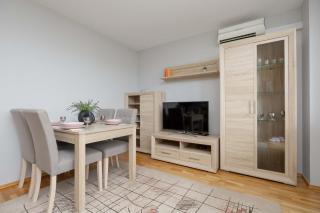 Comfortable Apartment with Air Conditioning and Balcony in the Capital by Noclegi Renters - 4