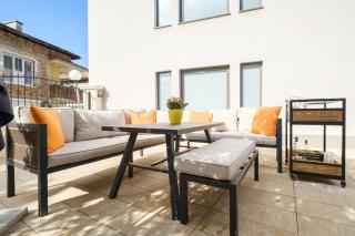 The House of Pom - 0