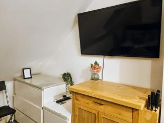 Loft Flat, near Hampton Court Palace, Free Parking - 7