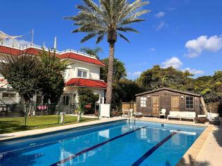 Sleeps 12 Family Villa By The Sea W Jacuzzi & Pool - 4