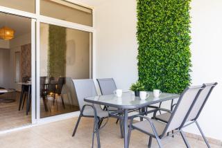 Yellow Canvas - 2-BR Apartment & Balcony in Larnaca - 9