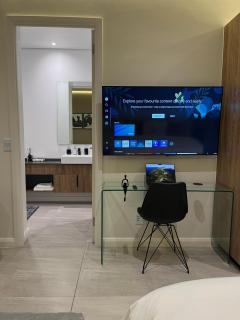 Luxury King Studio, Menlyn Maine, Time Square Views, Smart Access - 1