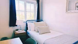 2 Bedroom House, Park on Doorstep, Families and Contractors Friendly, Near Parkway Station - 7