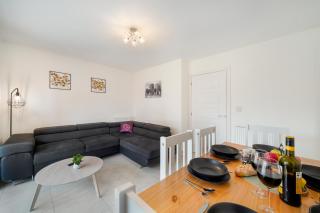 4 Bedroom 6 Bed 3 Bath Home with Private Parking for 2 and Garden - 6