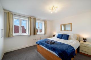 4 Bedroom 6 Bed 3 Bath Home with Private Parking for 2 and Garden - 7