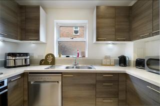 4 Bedroom 6 Bed 3 Bath Home with Private Parking for 2 and Garden - 8