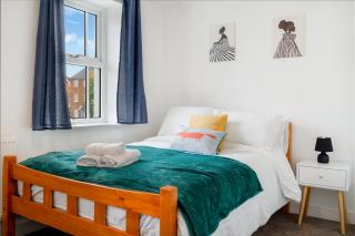 4 Bedroom 6 Bed 3 Bath Home with Private Parking for 2 and Garden - 1