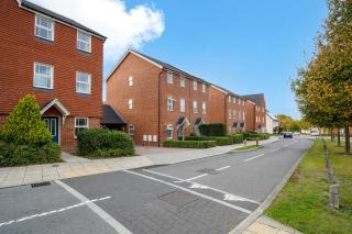 4 Bedroom 6 Bed 3 Bath Home with Private Parking for 2 and Garden - 4