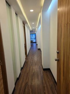 Modern 2-Bed Apartment with Balcony & Travel Advisor - 1