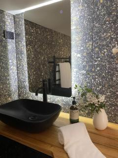 Bold and Vibrant with large bathtub and rain shower - 5