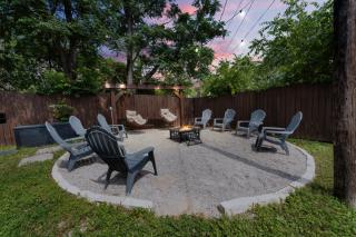 Stockyards- 4min Pet Friendly 3BR Luxe Gem - 8