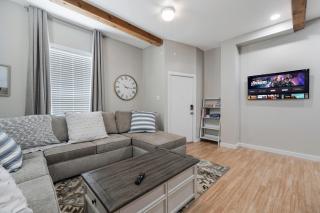 Stockyards- 4min Pet Friendly 3BR Luxe Gem - 5