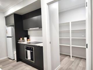 Brand New 5 Bedroom Park Ridge Family Home, Fast WIFI, Secure Parking - 1