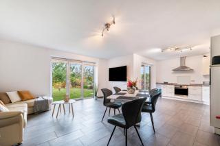 Großes Ferienhaus Im Grünen - - 3
