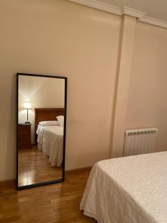 Lovely 2 bedrooms apartment main square Plasencia - 8