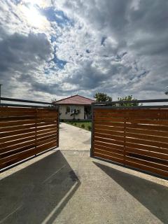 Slatinska idila - kuća sa bazenom - 1