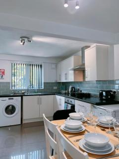 Modern 3-bed house with parking - Chorley Near M61 - 5