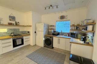 Cottage - Sleeps 4 - Pet friendly - Pool - Parking - 6